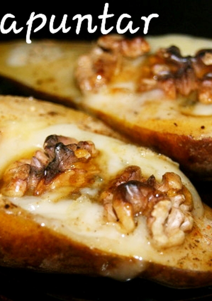 Una foto de Peras rellenas de cebolla y gorgonzola en cecofry🧀🍐🌰🧀