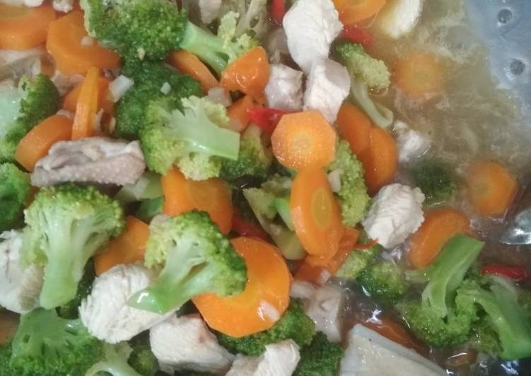 Cara Menyiapkan Tumis wortel brokoli cah ayam Anti Gagal!