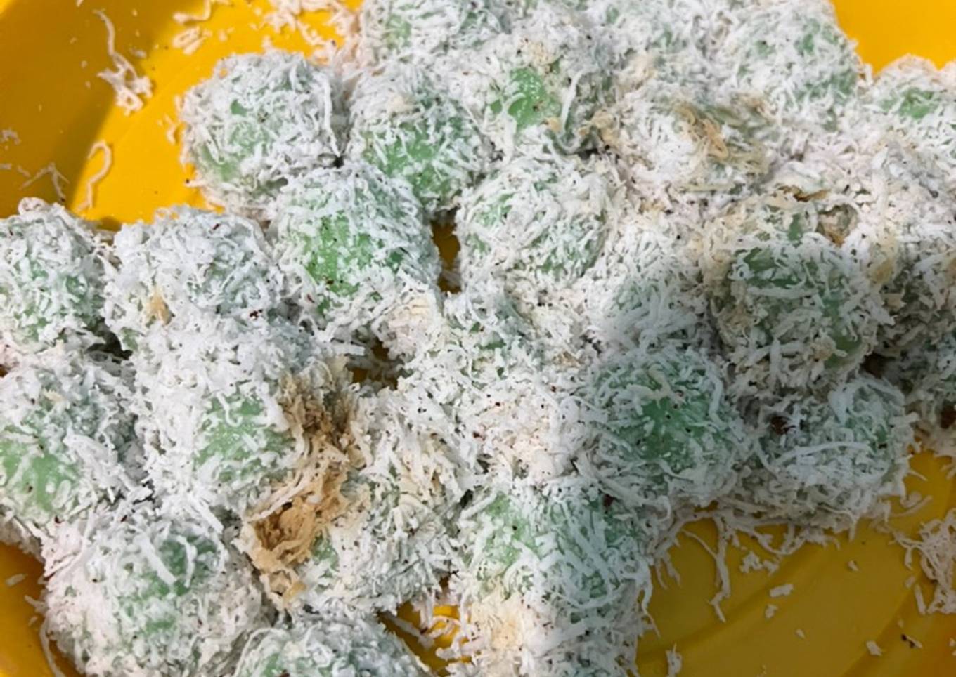 Klepon isi gula merah (onde-onde)