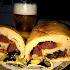 Una foto de "PanPicaPica" el pan con la picada incluida, con una cerveza y papitas, ya está la picadita!!!
