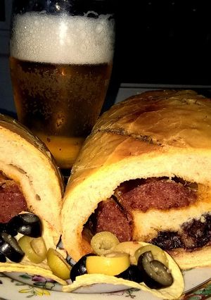 Una foto de "PanPicaPica" el pan con la picada incluida, con una cerveza y papitas, ya está la picadita!!!