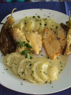 Una foto de Bacalao rebozado con patatas lesas y salsa al pesto