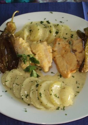Una foto de Bacalao rebozado con patatas lesas y salsa al pesto