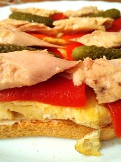 Una foto de Tostada de ventrescas con piquillo y tortilla