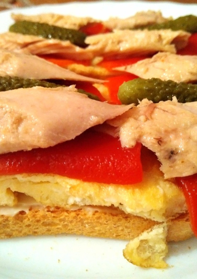 Una foto de Tostada de ventrescas con piquillo y tortilla