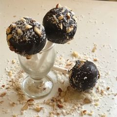 A picture of Nariyal ladoo pops.