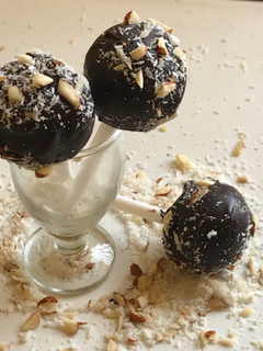 A picture of Nariyal ladoo pops.