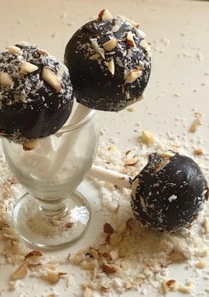 A picture of Nariyal ladoo pops.