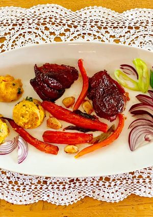 Sörben párolt, sült füstölt csülök répával, medvehagymás batátapürével recept fotója