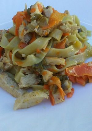 Una foto de Espaguetis de espinacas con tiras de filete