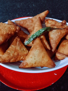 வெங்காய குட்டி சமோசா(mini onion samosa recipe in tamil) செய்முறை முக்கிய புகைப்படம்