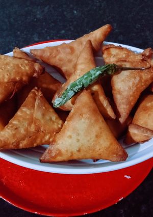 வெங்காய குட்டி சமோசா(mini onion samosa recipe in tamil) செய்முறை முக்கிய புகைப்படம்