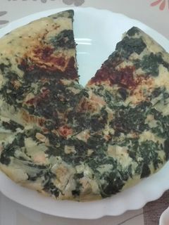 Una foto de Tortilla de acelgas y gambas