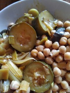 Una foto de Garbanzos con verduras en escabeche