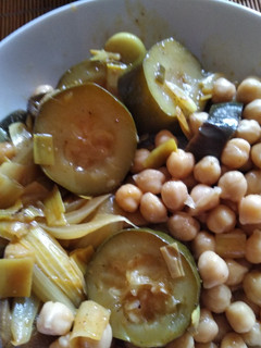 Una foto de Garbanzos con verduras en escabeche