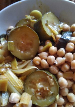 Una foto de Garbanzos con verduras en escabeche
