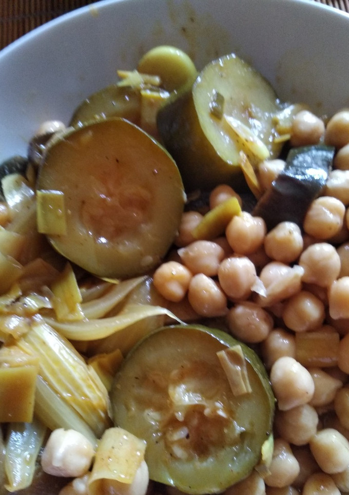Una foto de Garbanzos con verduras en escabeche