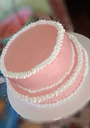 Una foto de Torta descorado con dulce de leche y crema pastelera con chocolate mi favorita