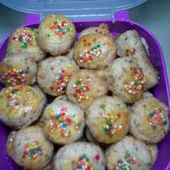 A picture of Kue kacang teflon.