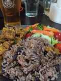 Moros y Cristianos (arroz cubano) y Pollo de Moni