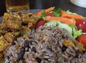Una foto de Moros y Cristianos (arroz cubano) y Pollo de Moni