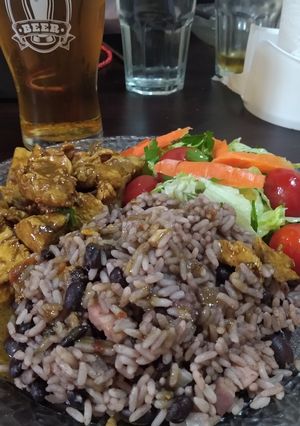 Una foto de Moros y Cristianos (arroz cubano) y Pollo de Moni