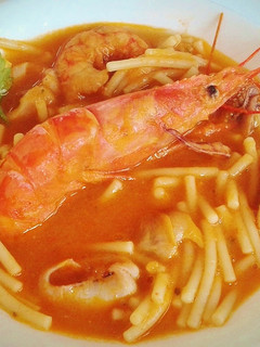 Una foto de Fideos en sopa bullabesa