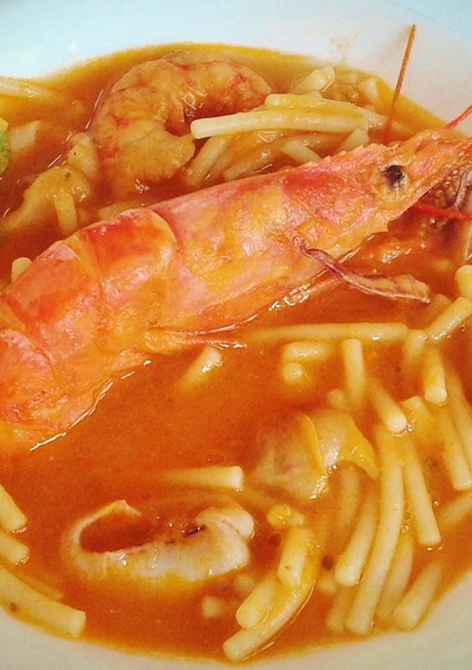 Una foto de Fideos en sopa bullabesa