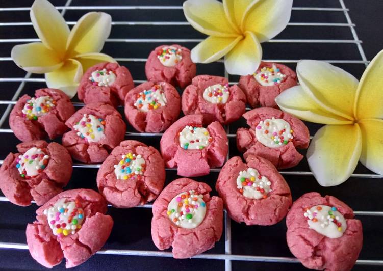 Cara Gampang Menyiapkan Red Velvet Thumbprint Cookies Anti Gagal