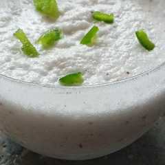 A picture of White chatni sauce.