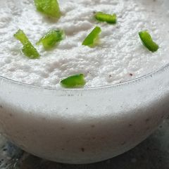 A picture of White chatni sauce.