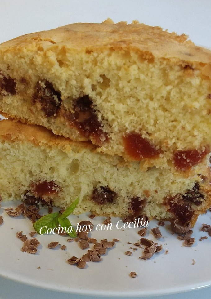 Una foto de Bizcocho con trocitos de dulce de membrillo y chocolate