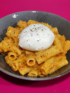 Una foto de Rigatoni al pesto rosso