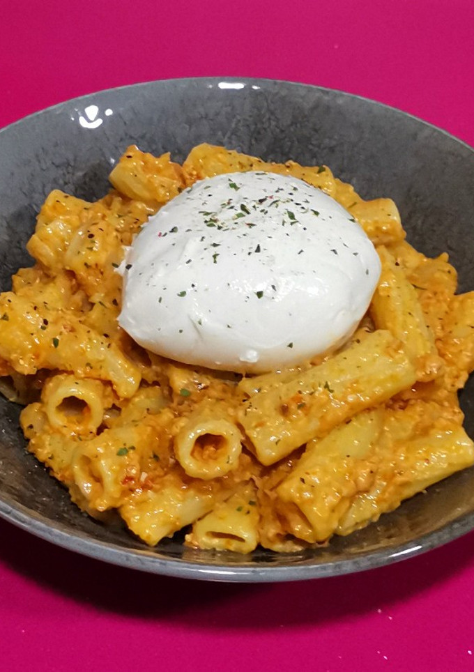 Una foto de Rigatoni al pesto rosso