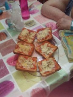 Una foto de Pizza pan con jamón serrano y chorizo revilla