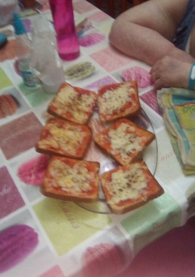 Una foto de Pizza pan con jamón serrano y chorizo revilla