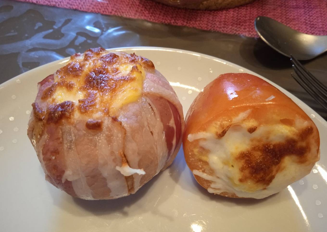 La pomme de terre farcie accompagnée de sa tomate surprise