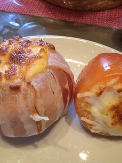 Une photo de La pomme de terre farcie accompagnée de sa tomate surprise