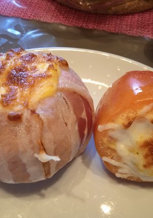 Une photo de La pomme de terre farcie accompagnée de sa tomate surprise
