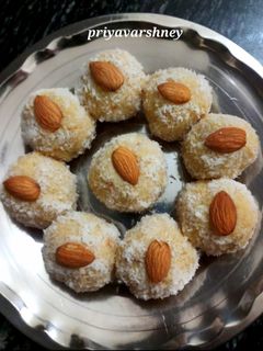 कोकोनट मावा लड्डू (coconut mawa ladoo recipe in Hindi) रेसिपी मुख्य फोटो