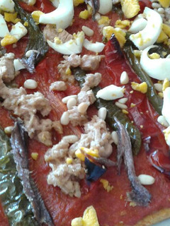 Una foto de Coca de pimientos y anchoas