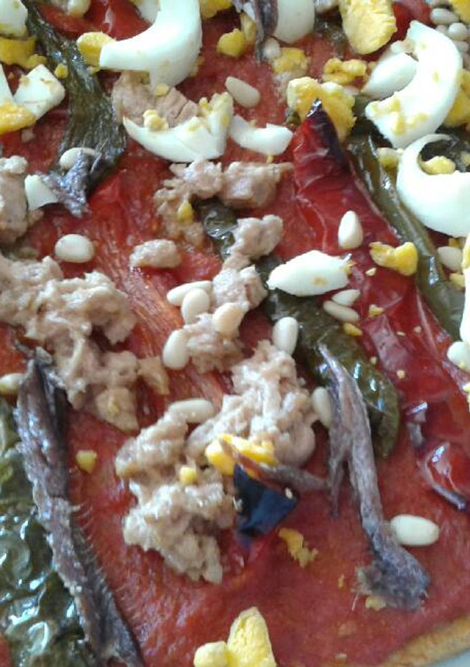 Una foto de Coca de pimientos y anchoas