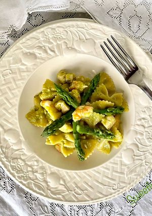 Foto di Farfalle con crema di asparagi, pescespada e mazzancolle