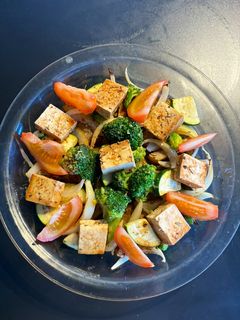 Una foto de 🌱 Verduras al horno con tofu marinado 🌱