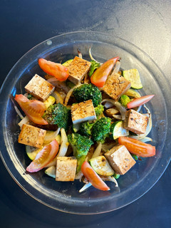 Una foto de 🌱 Verduras al horno con tofu marinado 🌱