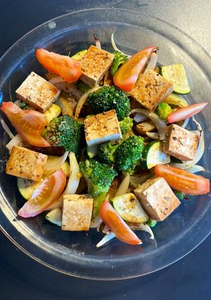Una foto de 🌱 Verduras al horno con tofu marinado 🌱