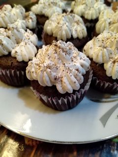 صورة لوصفة كب كيك الشوكولاتة بالكريمة لذيييييذ 😋💛