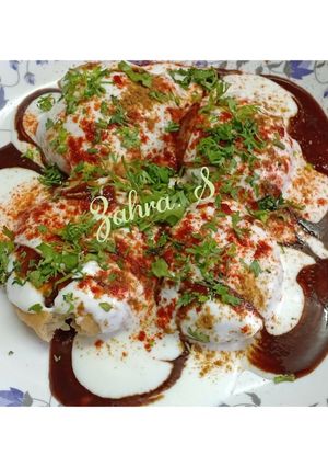 A picture of Dahi wada.