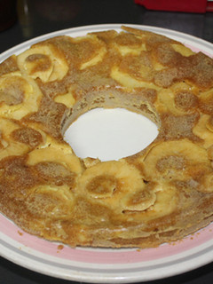 Una foto de Rosca de espelta con gambas y manzanas
