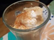 Una foto de gelatina de yogur y piña